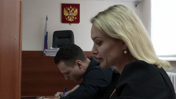 Periodista rusa que protestó contra la ofensiva en Ucrania enfrenta pena de cárcel