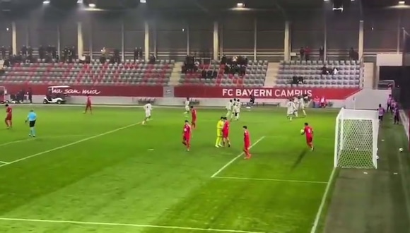 Felipe Chávez dio asistencia en el empate entre Bayern y Benfica por la Champions juvenil. (Video: Victor Catalina @vcatalina96)