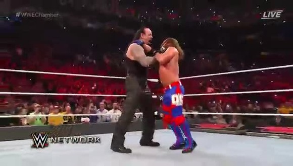 The Undertaker le aplicó una garra a AJ Styles. (Foto y video: WWE)