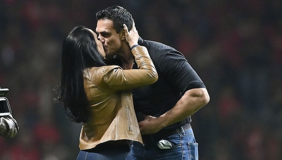 El momento en que Alberto le pide matrimonio a su novia. (Foto: Imago7/ Video: Twitter de Eduardo Fernández)