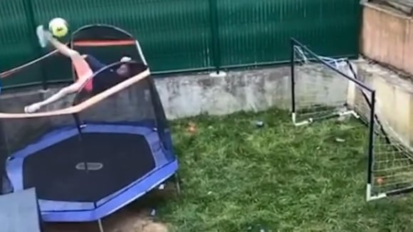 Niño realizó increíble pirueta aérea que acabó en un golazo de ‘chalaca’