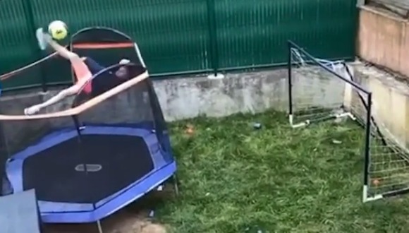 Niño realizó increíble pirueta aérea que acabó en un golazo de ‘chalaca’ y es viral