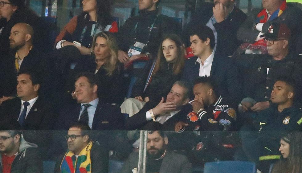 Neymar se dejó ver en el estadio Arena Do Gremio. Se sentó al lado de Casimiro. (Foto: EFE)