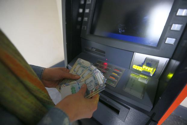 Persona retirando dinero de su CTS de un cajero automático (Foto: GEC)
