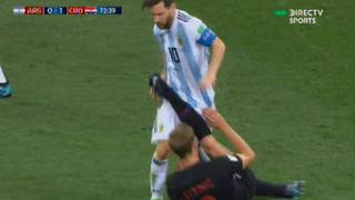 Messi en una imagen: la 'Pulga' descargó toda su impotencia con un empujón contra Strinic