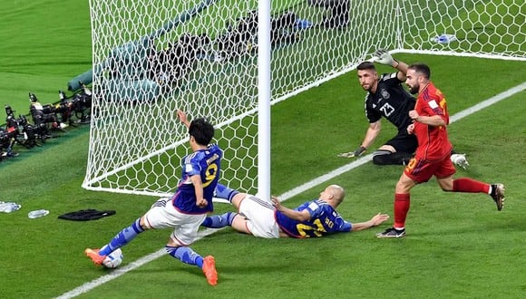 La jugada del gol de Ao Tanaka que desató polémica en el Japón vs. España. (Foto: EFE)