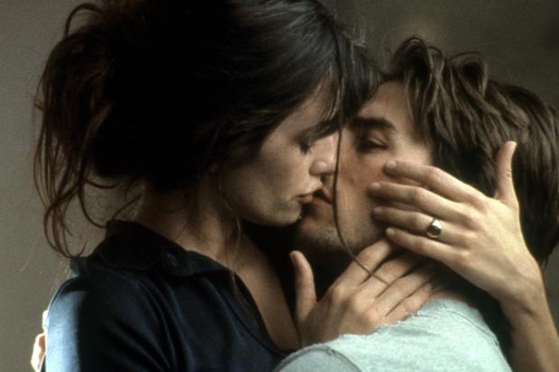 Tom Cruise kissing Penélope Cruz in the film (Photo: Paramount Pictures)