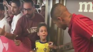 Paolo Guerrero: el gran gesto que tuvo con un niño tras su regreso a Flamengo [VIDEO]