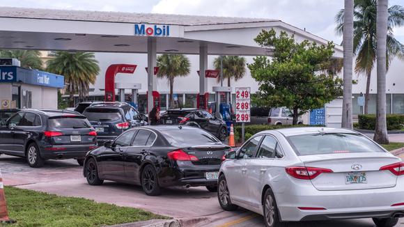 ¿Qué día de la semana puedes comprar gasolina más barata en Estados Unidos?