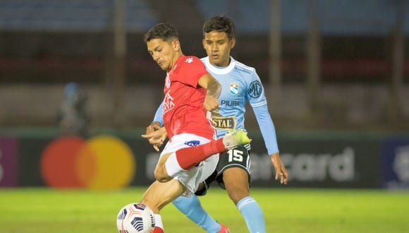 Lora es seguido de cerca por el comando técnico de la Selección Peruana. (Foto: CONMEBOL)