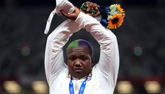 Atleta estadounidense realizó polémica protesta en el podio de lanzamiento de bala. (Reuters)
