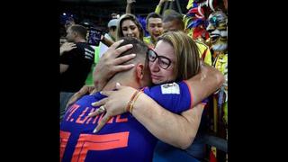 Qué bonito es el fútbol: debutó en un Mundial y corrió a la tribuna para abrazar a su mamá
