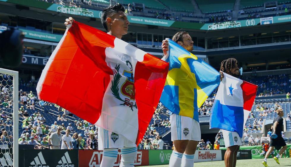 Raúl Ruidíaz lució con orgullo la bandera de Perú. (@SoundersFC)