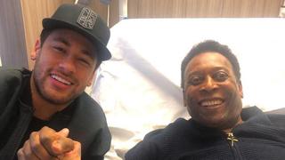 La magia del fútbol brasileño en una imagen: Neymar visitó a Pelé en clínica parisina