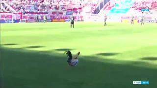 Retrasó el partido: gallo invadió la cancha en medio de un partido por la Segunda de Argentina y ya es viral [VIDEO]