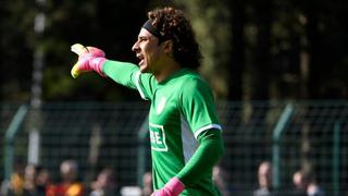 Le tienen fe: hinchas de Standard Lieja más entusiasmados con Memo Ochoa que con Víctor Valdés