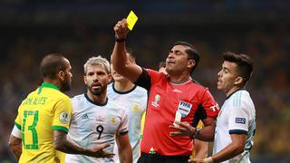 "Estaba más nervioso que nosotros": la dura crítica de Dani Alves a Zambrano, árbitro del Brasil vs. Argentina