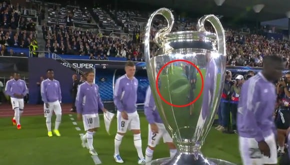 Trofeo de la Champions League lució abollado en la previa del Real Madrid vs Eintracht Frankfurt por la Supercopa de Europa. (Foto: Captura ESPN)