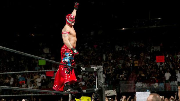 Rey Mysterio le dedicó su triunfo del 2006 a su amigo Eddie Guerrero, quien falleció unos meses antes. (Foto: WWE)