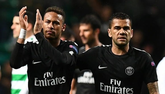 Dani Alves y Neymar coincidieron una temporada en el PSG. (Foto: AFP)