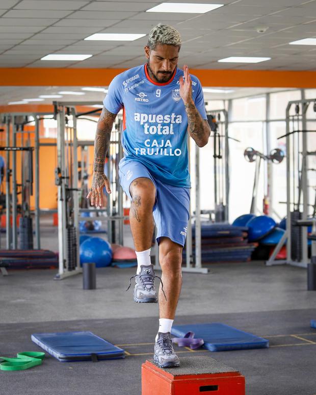 Paolo Guerrero comenzó a trabajar en las instalaciones de César Vallejo, con el uniforme de entrenamiento con sponsors. (Foto: Prensa UCV)