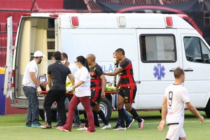 Carlos Eduardo fue retirado del estadio en ambulancia.