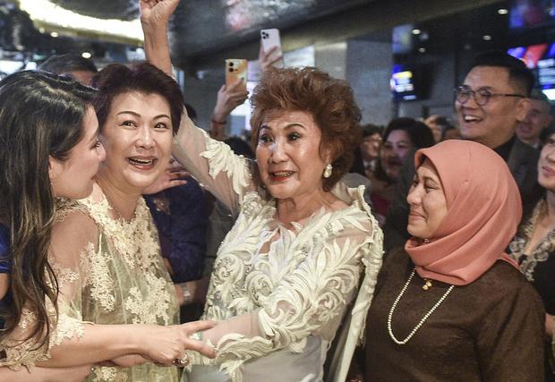 Janet Yeoh celebrando el triunfo de su hija (Foto: AFP)