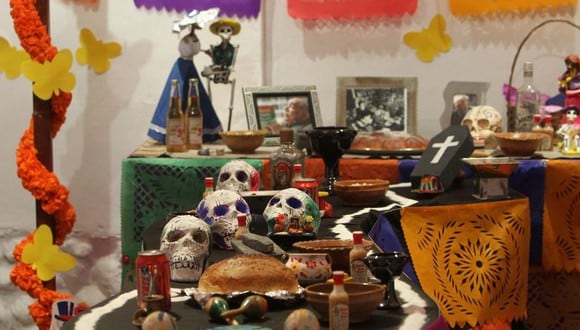 Un altar hecho en una vivienda de México para conmemorar el Día de Muertos (Foto: EFE)