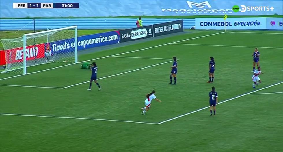 Jugadora de la Selección Peruana Femenina Sub 20 realiza un potente remate que sorprende en el Sudamericano