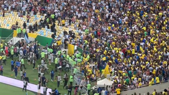 Entrenamiento entre hinchas argentino y policía brasileña previo al partido de Brasil vs. Argentina por las Eliminatorias 2026.