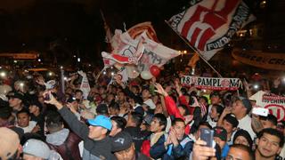 Universitario de Deportes: hinchas motivaron al plantel con multitudinario banderazo antes del clásico