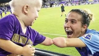 El conmovedor saludo entre un niño sin antebrazo y una futbolista con la misma discapacidad