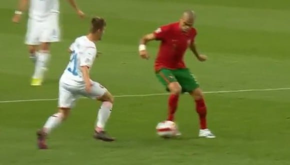 Pepe se lució con 'huacha' a rival en el Portugal vs. República Checa. (Captura: ESPN)