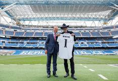 Visita de lujo: Tim Burton fue al Bernabéu y se llevó camiseta de Real Madrid