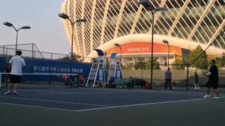 ¡Vuelve la raqueta! El tenis ya se puede practicar en la ciudad china de Wuhan, donde se originó el coronavirus