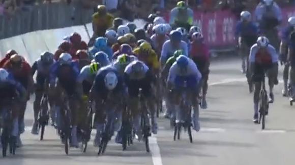 Fernando Gaviria terminó séptimo en la segunda etapa del Giro de Italia | VIDEO: @Eurosport_ES