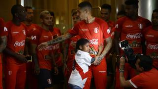 Capitán humildad: Paolo Guerrero y el enorme gesto que tuvo con una pequeña hincha peruana en Montevideo [VIDEO]