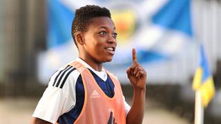 Un verdadero espectáculo: Karamoko Dembelé anotó golazo y ridiculizó a rival mayor que él [VIDEO]