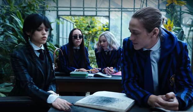 Wednesday en “The Nevermore Academy”, el lugar donde sus padres la inscribieron para estar con adolescentes como ella (Foto: Netflix)