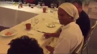 Ronaldinho disfrutó de lo lindo con trucos de magia (VIDEO)