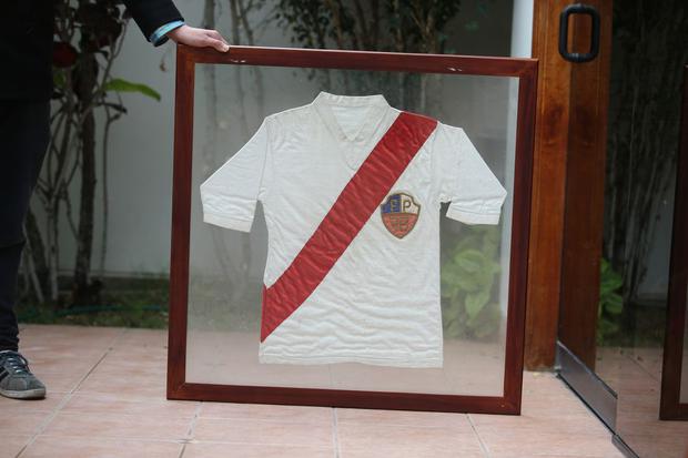 Camiseta con la que desfiló Perú en la inauguración de la Copa América 1939. (Foto: Erick Nazario / Camiseta: Colección Jorge 'Chupo' Arriola)