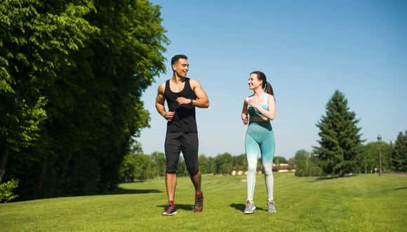 Revisa cuales son los beneficios de la actividad física para salud: consejos para estar saludable y en forma. (Foto: Freepik).
