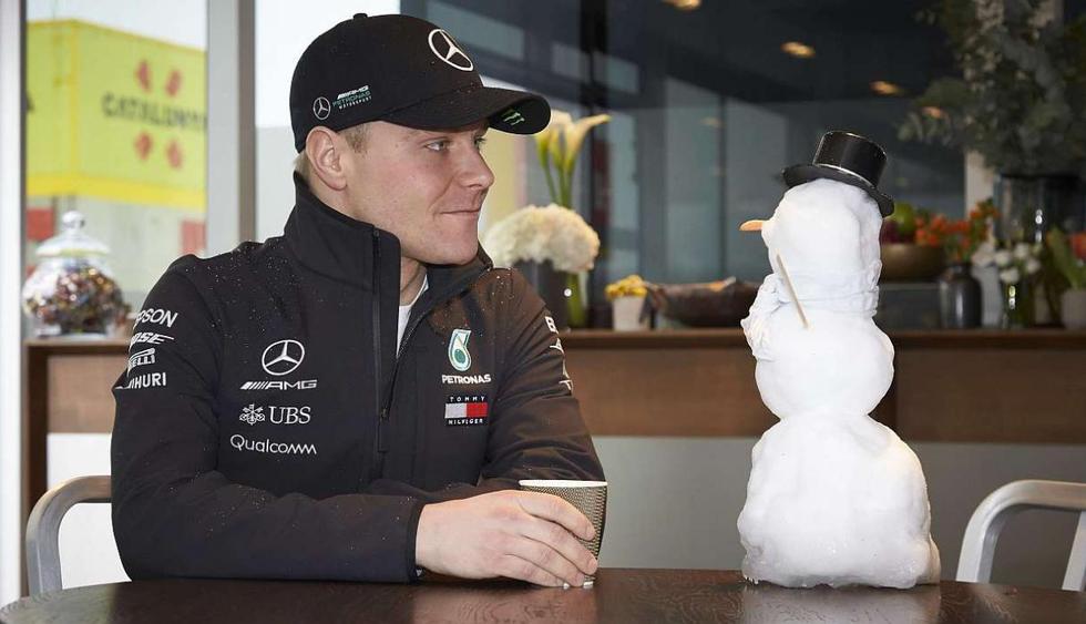 Valtteri Bottas, fue uno de los perjudicados por la ola de frío, pasando el mal rato de no poder rodar con su Mercedes armando un muñeco de nieve al que bautizó como Karl Snowman. (Fotos: Daimler / Red Bull Content)