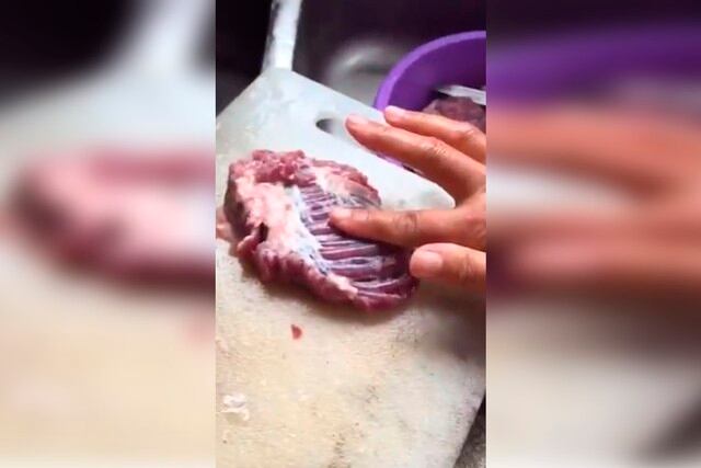 La carne se movía por sí sola, el hecho ha generado gran controversia en redes sociales. | Foto: @tterororo/Twitter. (Desliza hacia la izquierda para ver más imágenes).