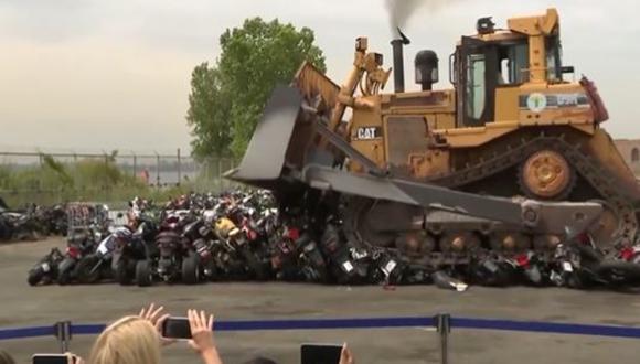 Cientos de motos ilegales fueron destruidas por una enorme aplanadora. (Foto: Reuters/Twitter)