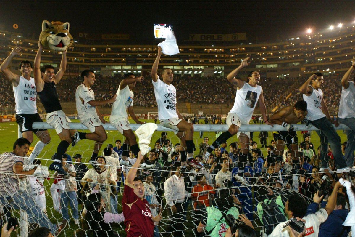 Maravillosa postal del miércoles 2 de julio del 2008, la noche que la 'U' de Gareca se coronó campeón del Apertura. (Foto: Andina)