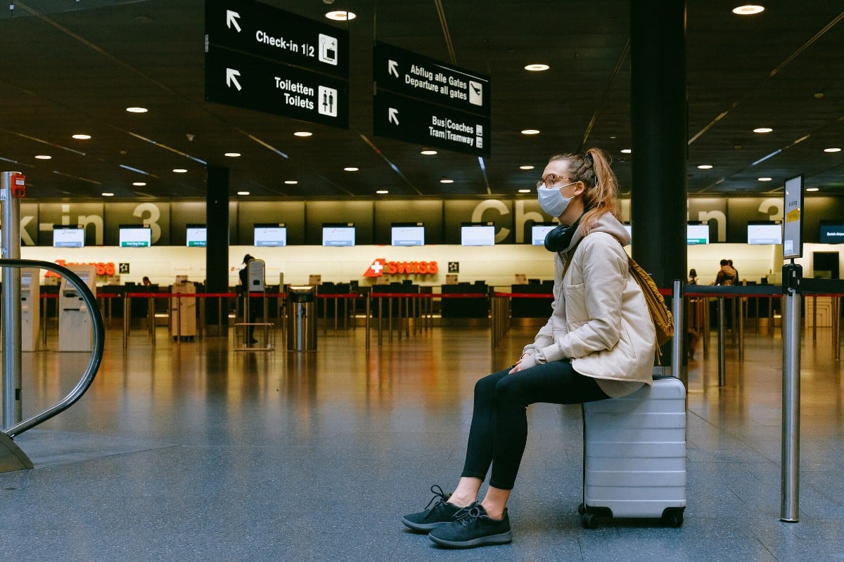 Una joven viajera se volvió tendencia la mostrar un truco para no pagar el exceso de equipaje en las aerolíneas. (Foto: Pexels/Referencial)