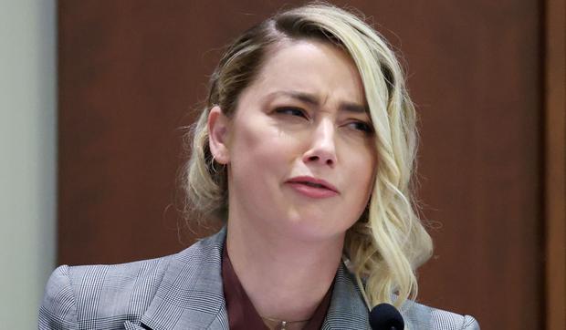 El momento en el que Amber Heard testificó durante el juicio por difamación de 50 millones de dólares Depp vs Heard en el Tribunal de Circuito del Condado de Fairfax en Fairfax, Virginia, el 26 de mayo de 2022 (Foto: Michael Reynolds / AFP)