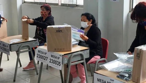 Los miembros de mesa son los encargados de instalar la mesa de sufragio y recibir los votos de los electores para luego contarlos (Foto: Andina)