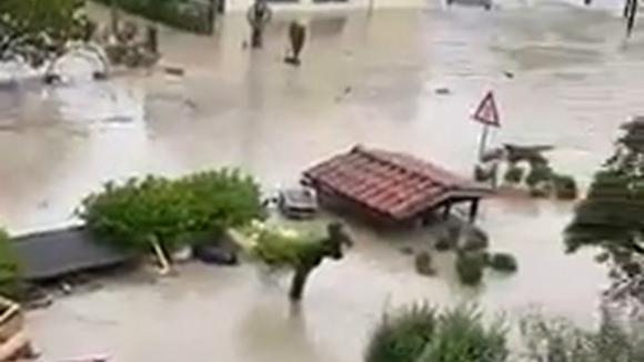 Fuertes Lluvias Están Azotando La Región De Emilia-romagna, Provocando Inundaciones Y Deslizamientos De Tierra. (Vídeo: @Centinela_35).